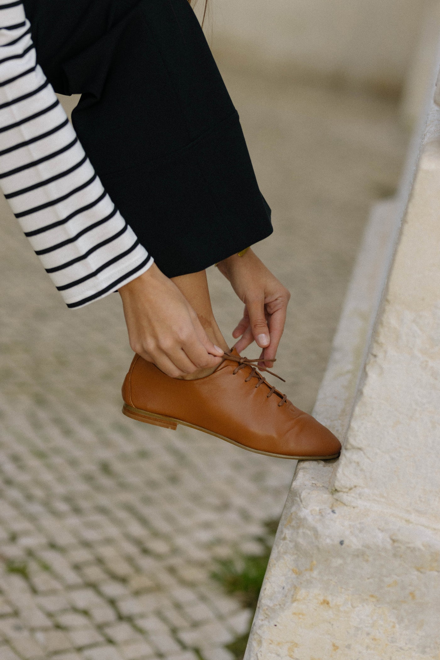 Sapatos rasos com atacadores em pele - Image 6