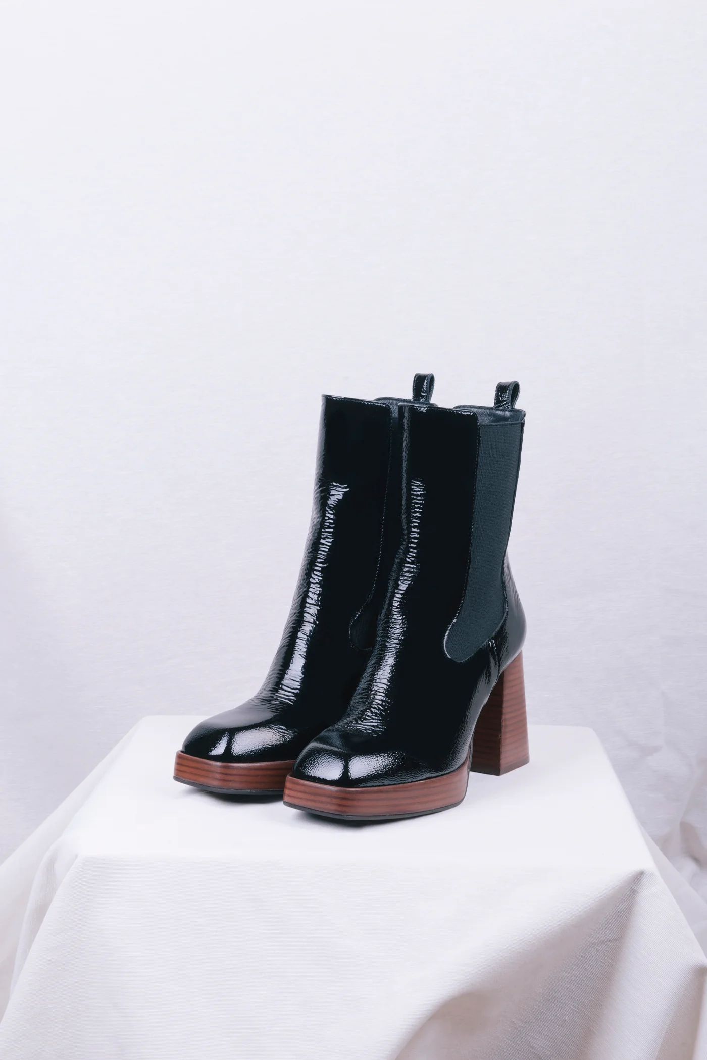 Botins chelsea de salto alto compensado em verniz