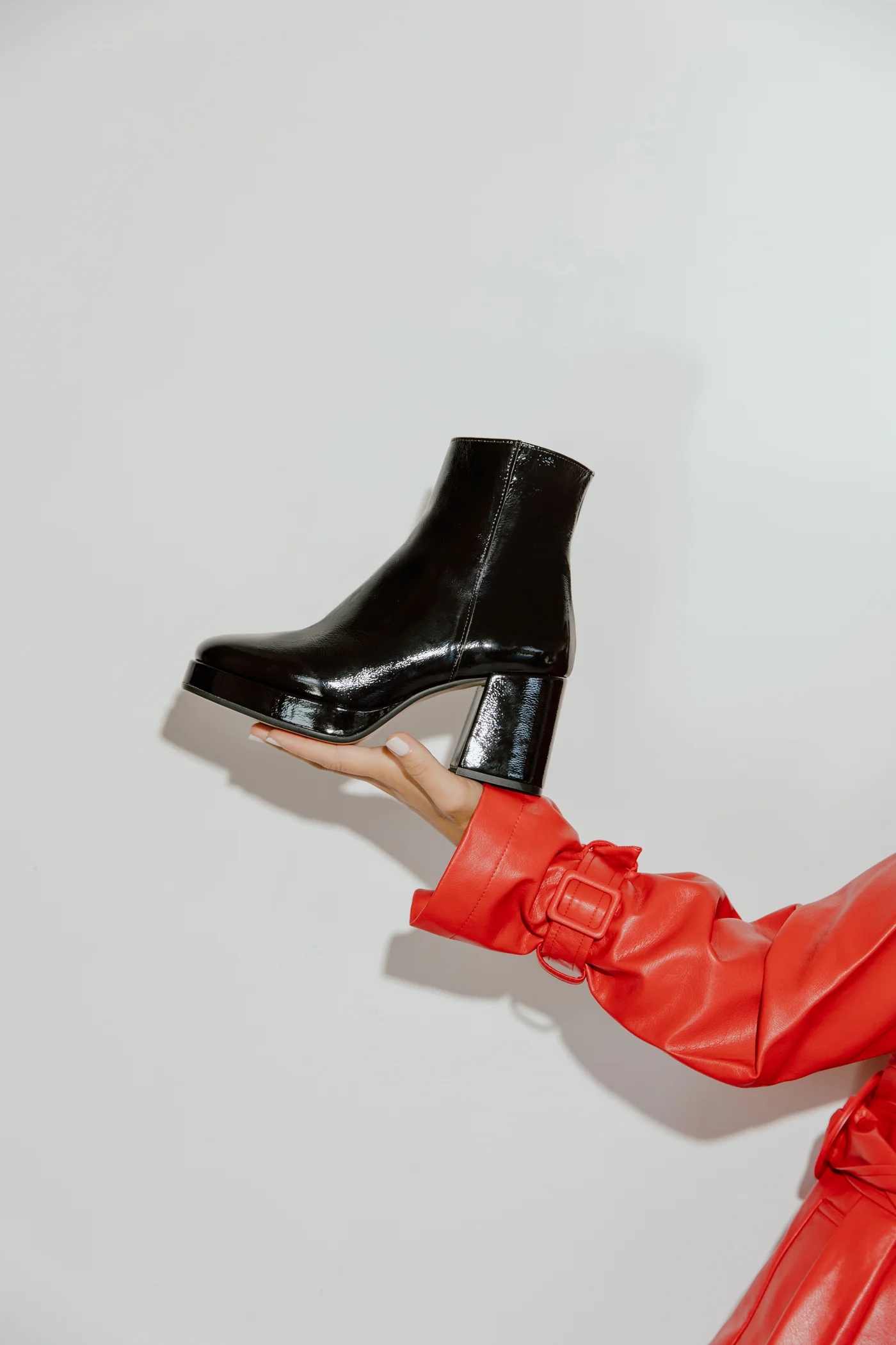 Botas compensadas em verniz - Image 4