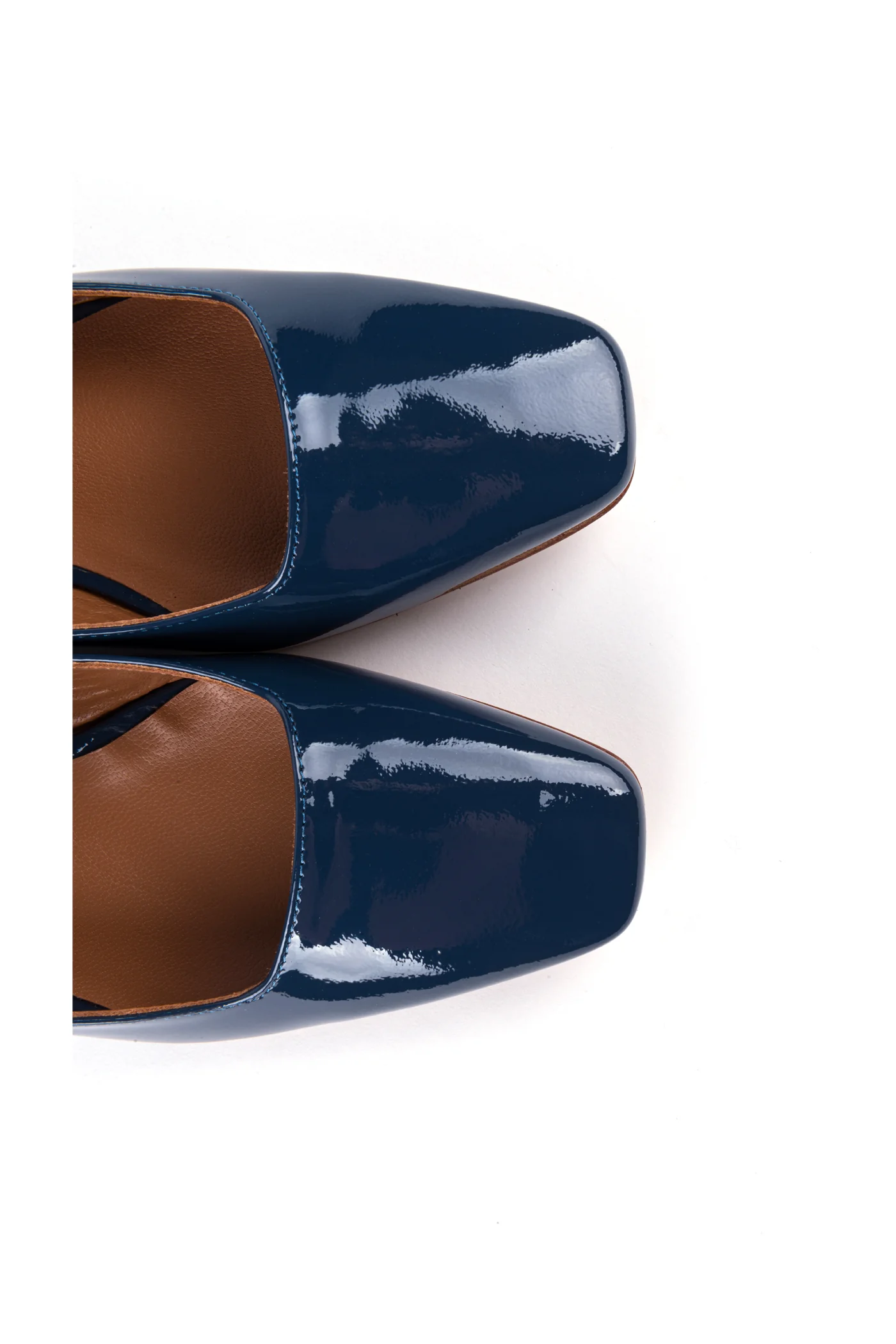 Slingbacks rasos estilo mary jane em verniz - Image 3