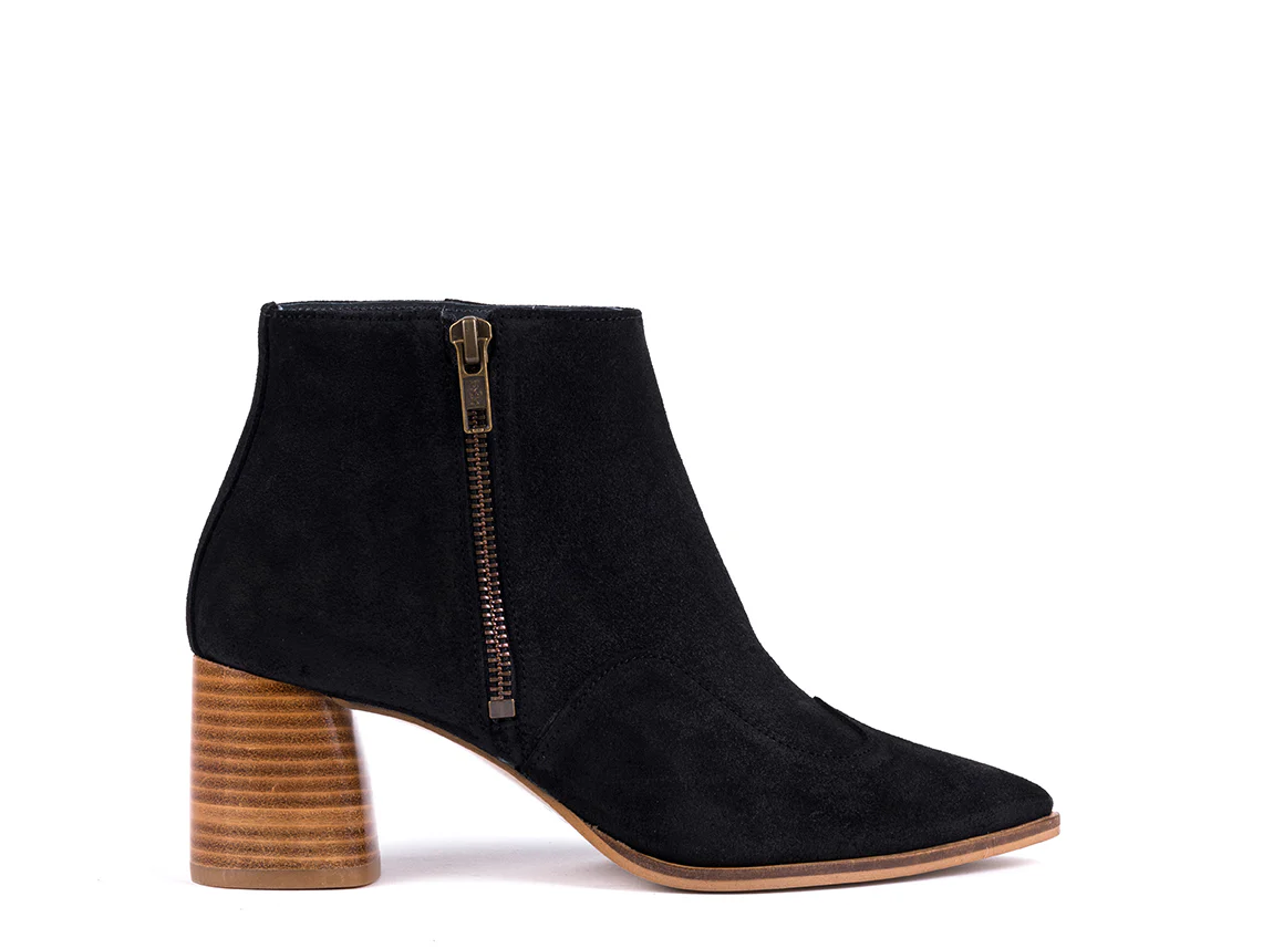 Botins de salto alto em